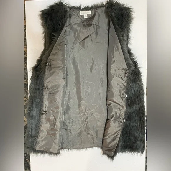 Charming Charlie faux fur vest woman’s S - Picture 3 of 4